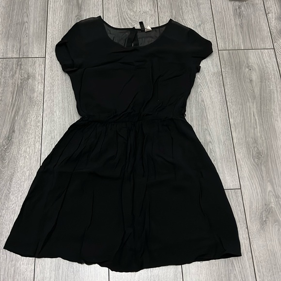H&M Black t-shirt dress with elastic waist - Picture 1 of 2